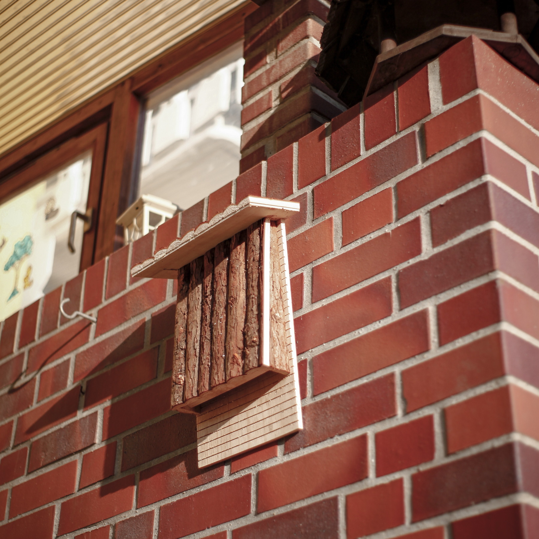 Sie können den Kasten an der Hauswand, an einem Baum oder am Gartenschuppen anbringen.