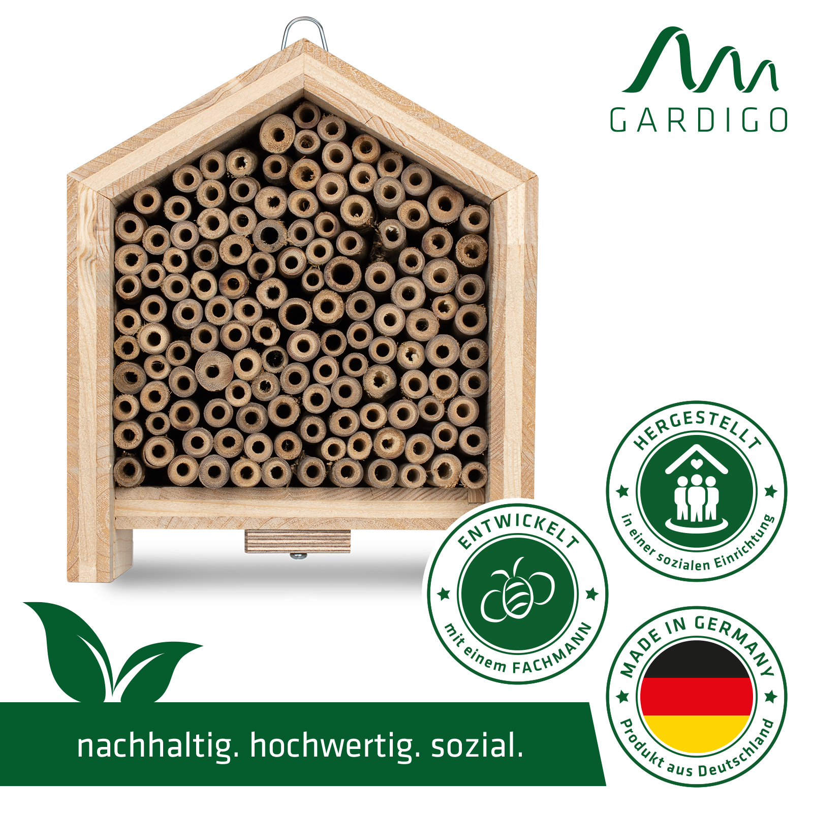 Das Haus wird aus hochwertiger Massivholzplatte in einer sozialen Einrichtung gefertigt.