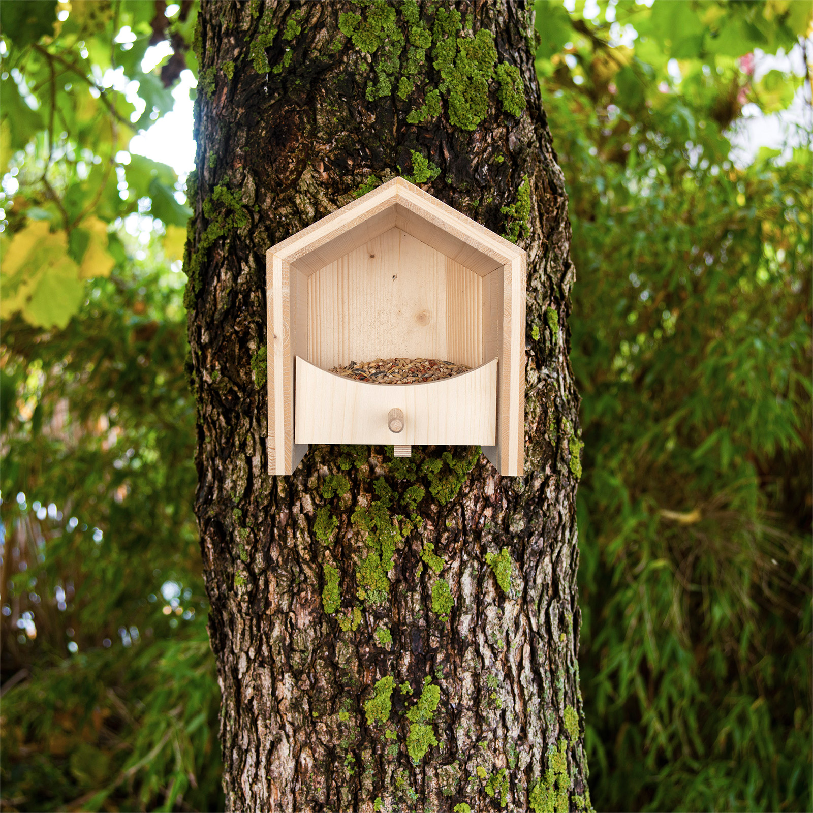 Das Haus lässt einfach & baumschonend mit dem mitgelieferten Alunagel aufhängen.