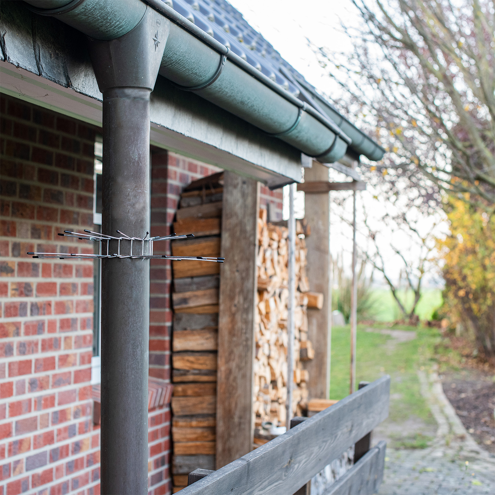 Die Drahtelemente sind so gebogen, dass keine Lücken für einen Marder entstehen können.