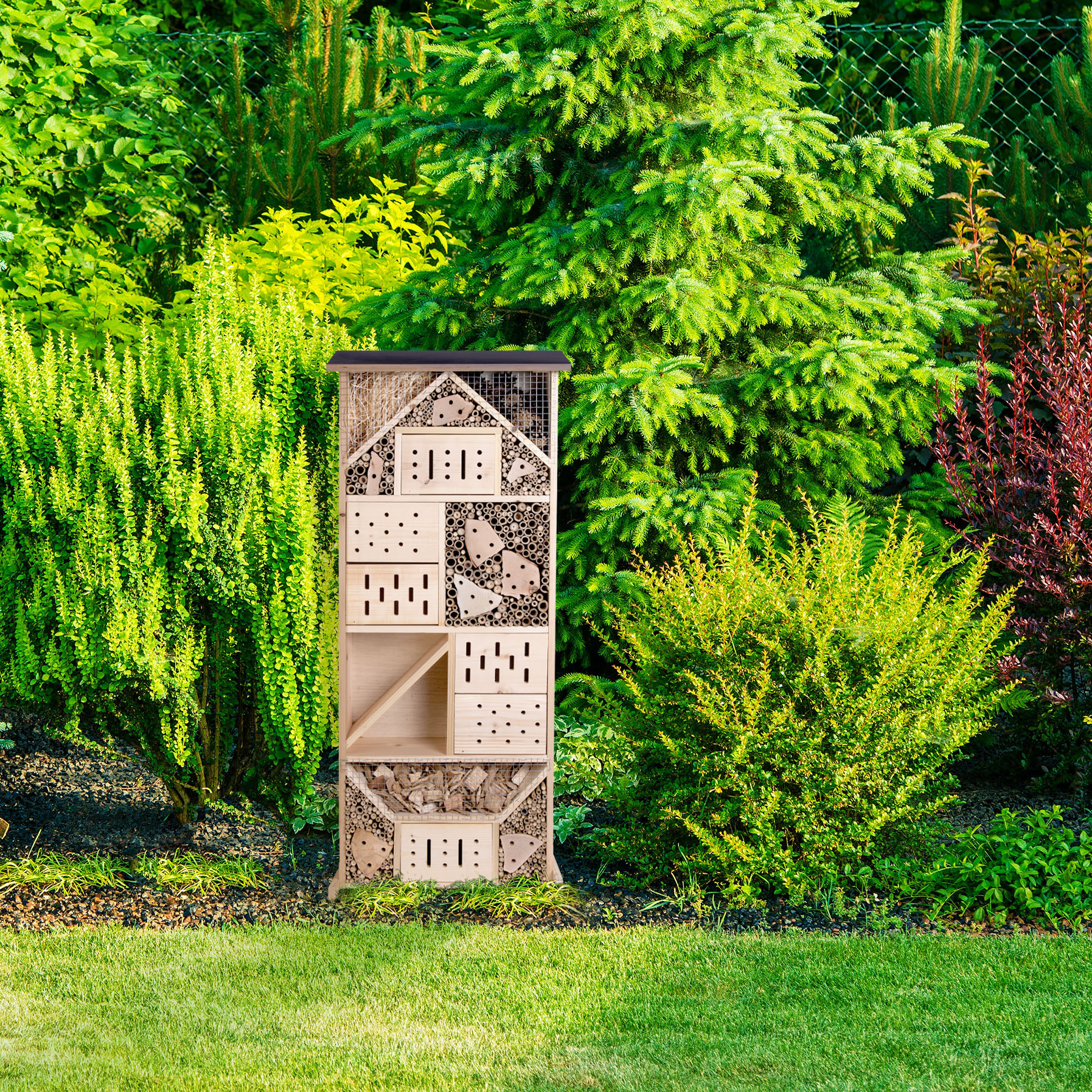 Die Materialien, wie Bambus, Holzwolle, angebohrtes Hartholz, locken Wildbienen, Florfliegen oder Marienkäfer an.